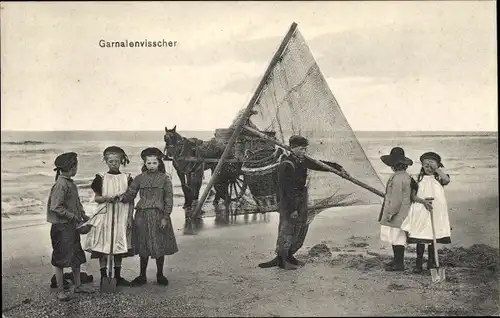 Ak Garnalenvisscher, Kinder am Strand, Krabbenfischer