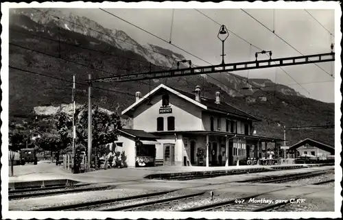 Ak Monthey Kanton Wallis Schweiz, Bahnhof, Gleisseite