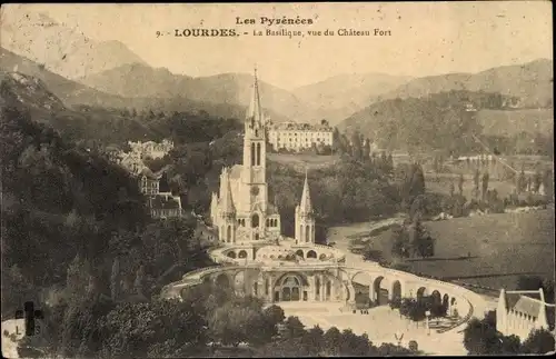 Ak Lourdes Hautes Pyrénées, La Basilique, vue du Chateau Fort