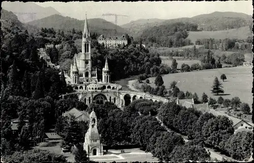 Ak Lourdes Hautes Pyrénées, le Monument aux Morts et la Basilique