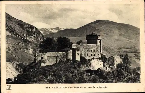 Ak Lourdes Hautes Pyrénées, le Fort et la Vallee d'Argeles, Burg