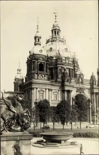 Foto Ak Berlin Mitte, Dom, Lustgarten, Denkmal