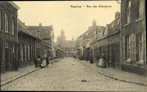 Ak Messines Westflandern, Rue des Chaudrons, Straße mit Anwohnern