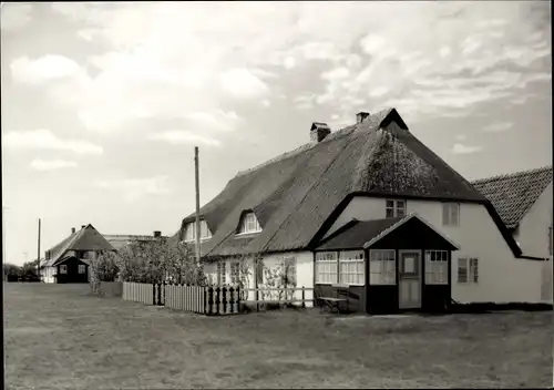 Ak Neuendorf auf der Insel Hiddensee, Rietdachhaus