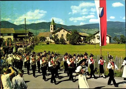 Ak Collepietra Steinegg Südtirol, Musikumzug, Menschen in Trachten