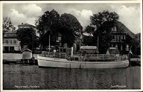 Ak Neustadt in Holstein, Schiffbrücke, Boot