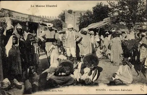 Ak Meknès Marokko, Chanteurs Ambulants, Straßenmusiker, Marktszene