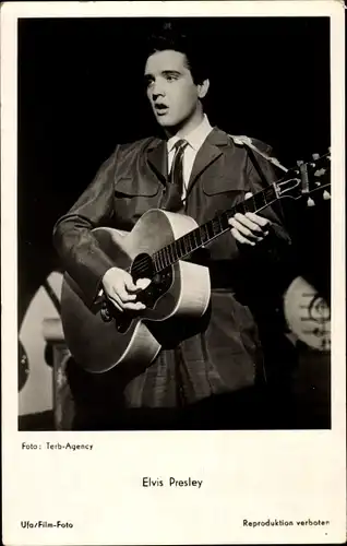 Ak Schauspieler und Sänger Elvis Presley, Portrait mit Gitarre