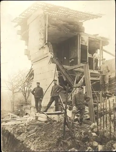 Foto Crouy in Frankreich, Zerschossenes Haus, Deutsche Soldaten, 1916