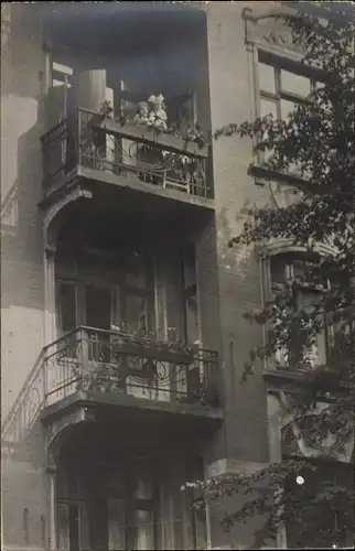 Foto Ak Hamburg Mitte Hamm, Ohlendorffstraße 15, Anwohner auf dem Balkon