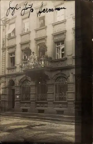 Foto Ak Speyer am Oberrhein Rheinland Pfalz, Frau mit Kind auf dem Balkon eines Wohnhauses