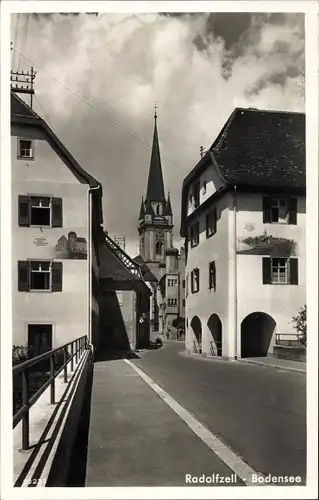 Ak Radolfzell am Bodensee Landkreis Konstanz, Straßenpartie, Kirchturm