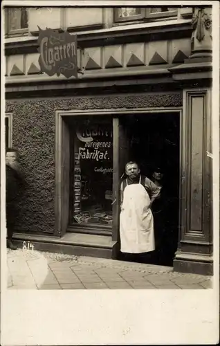 Foto Ak Händler im Eingang von einer Cigarrenhandlung, Inh. Carl Leopoldt