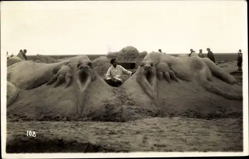 Foto Ak Partie am Strand, Figur, Wesen, Tier