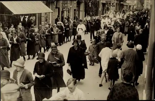 Foto Ak Kevelaer am Niederrhein, Straßenpartie, Passanten