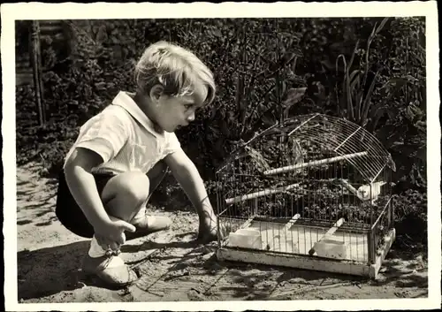 Foto Ak Kleiner Junge mit Vogelkäfig