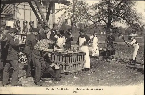 Ak Schweizer Soldaten, Bei der Feldküche
