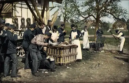 Ak Schweizer Soldaten, Bei der Feldküche