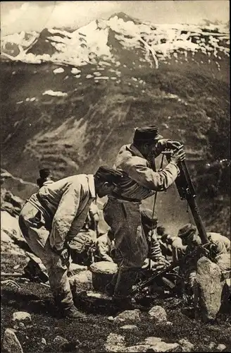 Ak Schweizer Soldaten, Gebirgsartillerie, Maschinengewehrschützen im Hochgebirge nach dem Gefecht