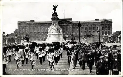 Ak City of Westminster London England, Buckingham Palace, Victoria Memorial, Guards