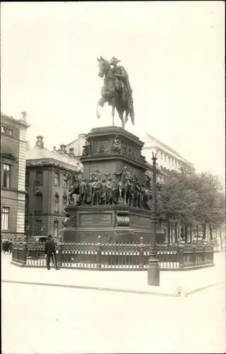 Foto Ak Berlin Mitte, Unter den Linden, Denkmal, Reiterstandbild Friedrich der Große