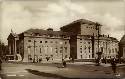 Ak Berlin Mitte, Oper, Außenansicht, Passanten