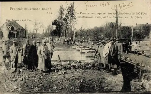 Ak Noyon Oise, Environs de Noyon, construction d'un pont de bateaux par le Genie, Soldaten