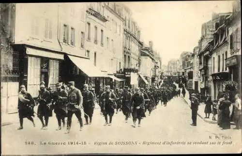 Ak Soissons Aisne, Regiment d'Infanterie se rendant sur le front