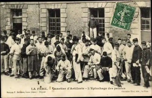 Ak La Fère Aisne, Quartier d'Artillerie, Epluchage des patates, Soldaten