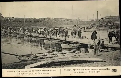 Ak Compiègne Oise, Passage d'un regiment de Spahis senegalais sur le nouveau pont