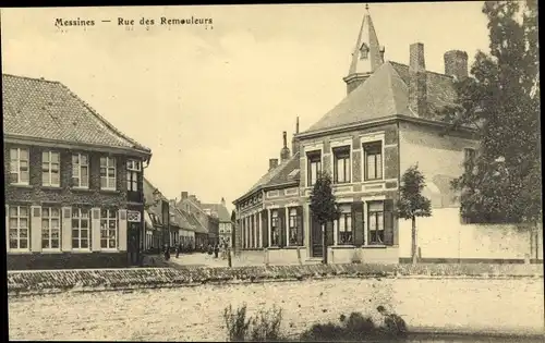 Ak Messines Westflandern, Rue des Remouleurs, Straßenansicht mit Häusern