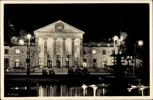 Ak Wiesbaden in Hessen, Kurhaus bei Nacht, Frontalansicht mit Brunnen, Autos