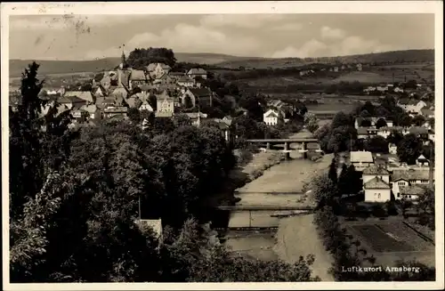 Ak Arnsberg im Hochsauerlandkreis, Totalansicht der Ortschaft, Fluss, Brücke