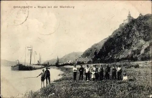 Ak Braubach am Rhein, Marksburg, Schiff, Gruppenbild, Rheinufer