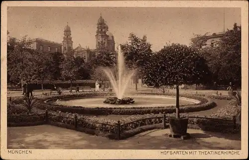 Ak München Bayern, Hofgarten mit Theatinerkirche, Springbrunnen