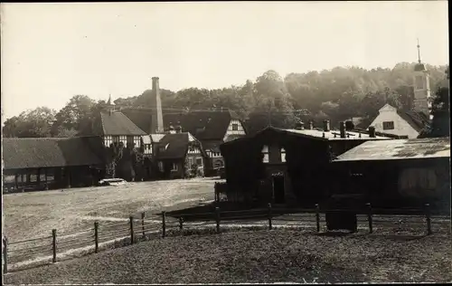 Foto Ak Ortspartie, Fabrikgebäude, Schornstein, Fachwerkhäuser, Kirchturm