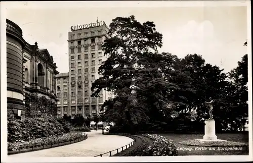 Ak Leipzig in Sachsen, Partie am Europahaus, Statue
