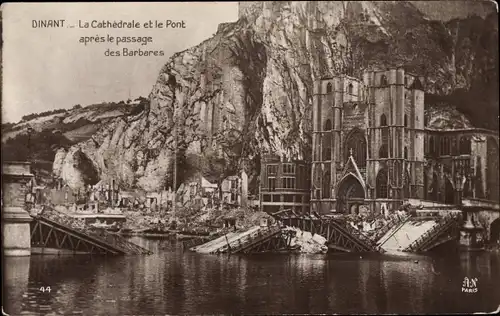 Ak Dinant Wallonien Namur, La Cathedrale et le Pont après le passage des Barbares