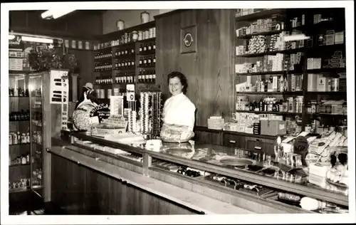 Foto Ak Bad Pyrmont in Niedersachsen, Apothekerin am Tresen der Schiller Apotheke