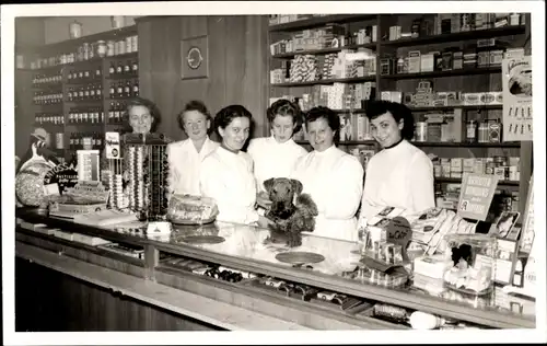 Foto Ak Bad Pyrmont in Niedersachsen, Apothekerinen am Tresen der Schiller Apotheke