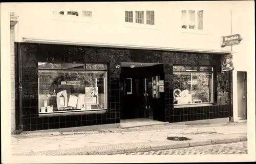 Foto Ak Bad Pyrmont in Niedersachsen, Schiller Apotheke, Schaufenster