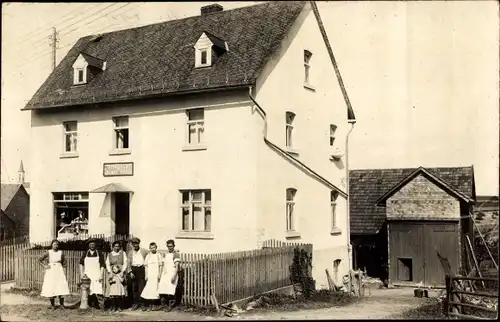 Foto Ak Solingen in Nordrhein Westfalen, Familie am Zaun vor dem Geschäft