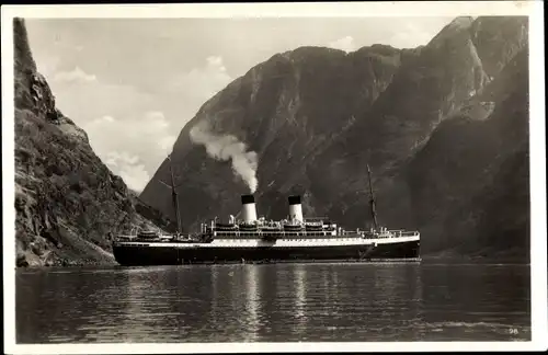 Ak Norwegen, MS Monte Olivia, HSDG Schiff in einem Fjord