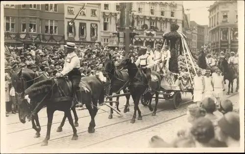 Foto Ak Karneval, Festzug, Pferde, Kutsche
