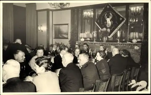 Foto Ak Boppard am Rhein, Bopparder Schützenverein, 1953, Mitglieder am Tisch