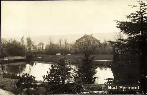 Foto Ak Bad Pyrmont Weserbergland, Hausansicht mit Teichpartie im Park