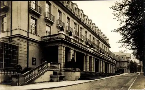 Foto Ak Bad Pyrmont Weserbergland, Straßenpartie, Amtsgebäude