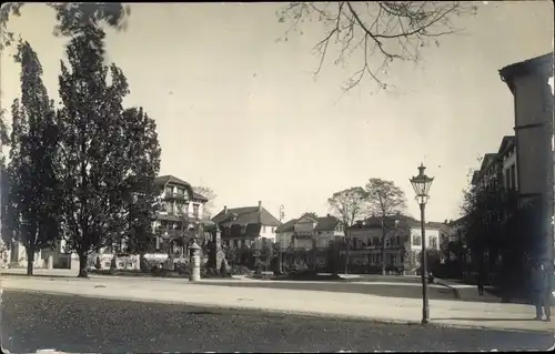 Foto Ak Bad Pyrmont Weserbergland, Platz, Häuser, Straßenbeleuchtung