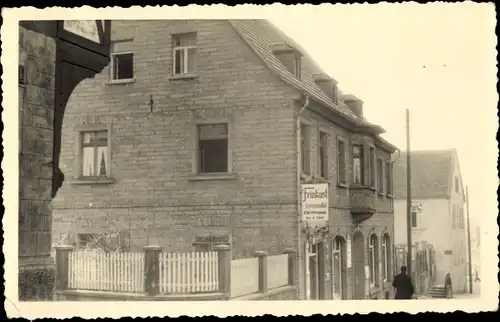 Foto Ak Wiesbaden in Hessen, Feinkost Lebensmittel, Passanten