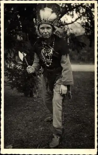 Foto Ak Junger Indianer mit Tomahawk, Portrait